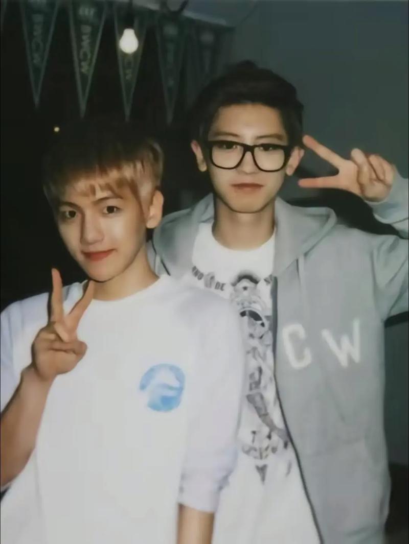 朴灿烈合照_灿烈兴儿珍贵合照，纯真友谊暖人心