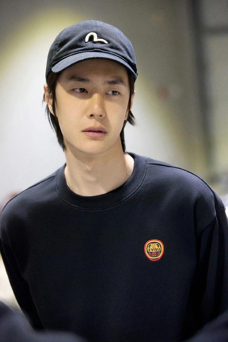 王一博微博之夜两次解围显礼貌，网友点赞真实善良